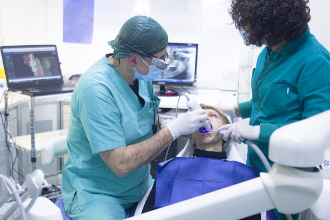 Budowa i rodzaje implantów zębowych